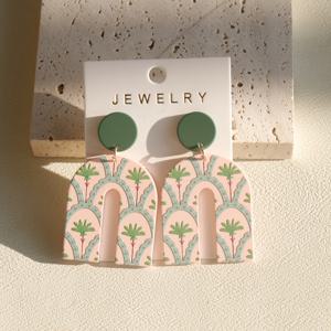 TEMU 여성용 핑크색 U자형 열대 코코넛 트리 프린트 아크릴 클레이 질감 매달리는 귀걸이 1쌍, 일상 착용 및 파티, 해변 휴가 & 데이 선물용 귀여운 레트로 경량 귀걸이, 휴가용 귀걸이 | 레트로 스타일 귀걸이 | 부드러운 질감 마무리, 독특한 귀걸이