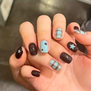 TEMU Y2K 스타일의 밀라드 스타일 별 패턴이 특징인 커피 브라운 및 민트 블루 색상의 짧은 사각형 네일 스티커 10개 세트. 데일리 출퇴근, 파티에 적합합니다.