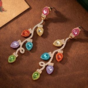 TEMU 화려한 크리스마스 트리 귀걸이 한 쌍, 컬러풀 크리스마스 전구 귀걸이, 반짝이는 하트형 물방울 큐빅 합성 지르코니아 귀걸이, 여성 패션 태슬 드롭 귀걸이, 웨딩, 휴가, 파티, 어버이날, 발렌타인데이, 크리스마스 선물용, 그녀를 위한 선물,축제용 귀걸이,빈티지 스타일, 귀걸이,우아한 장인 정신,반짝이는 디자인, 귀걸이,파티웨어