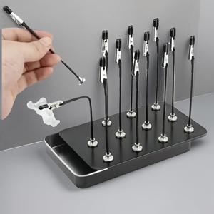 TEMU 12개 자석 스프레이 건 브러시 홀더 세트. 유연한 금속 클램프, 소프트 팁 디자인, 구부릴 수 있는 악어 클립, 내구성 좋은 ABS 소재, 자석 베이스 포함. 모델 및 피규어 페인팅 도구에 적합. 검은색 립 철제 포장.