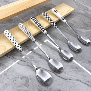 TEMU 기하학적 패턴이 있는 세라믹 손잡이가 있는 스테인리스 스틸 커트러리 5종 세트. 디저트 스푼, 커피 스푼, 과일 포크를 포함한 광택 표면 식기류이며 가정, 레스토랑, 주방, 일상 식사에 적합합니다.