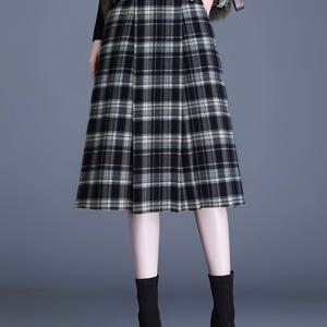 TEMU 가을 겨울 체크 미디 스커트, 하이웨이스트 미디 길이 디자인으로 키가 작은 체형에 어울리는 실루엣 연장 효과. 체크 패턴이 자동으로 빈티지 감성을 더하며, 플리츠 디테일이 은은한 레이어링을 연출. 깔끔한 소재가 A라인 스커트 형태를 만들어 허리와 엉덩이 비율을 강조하여 체형을 커버