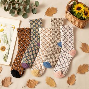 TEMU 빈티지 엠보싱 플로럴 패턴이 돋보이는 여성용 미드-카프 양말 5켤레 세트. 달콤하고 우아하며 인스타그램에 트렌디하고 스타일리시합니다. 봄, 가을에 가볍고 통기성이 뛰어나며 흡습성 운동 캐주얼 스타일로, 일상복으로 적합합니다.