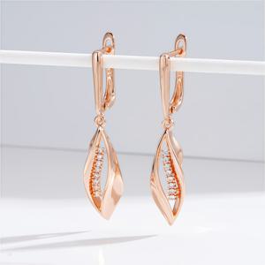TEMU 여성을 위한 로즈 골드 고급스러운 저자극성 구리 귀걸이 한 쌍, 14K 도금, 우아한 고급스러움을 연출하며, 물결 모양의 물방울과 물고기 꼬리 모양의 긴 속이 빈 디자인에 합성 지르코니아를 사용했습니다. 데일리룩으로 적합합니다.