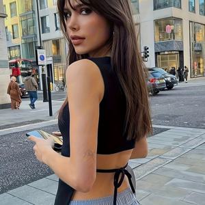 TEMU 솔리드 컬러 스트레치 라운드넥 민소매 타이트핏 앞길이 뒤짧이 타이업 베스트