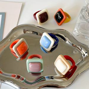 TEMU 여성을 위한 새로운 사각 패션 반지 6종 세트입니다. 캔디 컬러의 간편하고 우아한 디자인으로, 여성 학생을 위한 선물 또는 일상복, 파티 및 여행에 완벽합니다. (수제품이므로 약간의 결함이나 색상 변이가 있을 수 있습니다.)