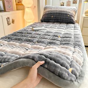 TEMU 1 브라운 하트 패턴과 체크 디자인의 얇은 매트리스 커버 - 부드러운 소재, 기숙사 및 학생들에게 이상적, 가을/겨울 시즌의 편안함, 다양한 사이즈, 침실 필수 아이템|매트리스커버