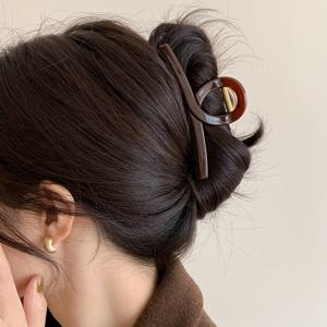 TEMU 여성용 다크 원피스 상어 클립은 아크릴 소재로 제작되었으며, 젤리 같은 질감을 가지고 있습니다. 우아함을 풍기는 고품질 헤어 액세서리로, 외출, 파티, 팀 빌딩 행사 및 칵테일 모임에 완벽합니다.