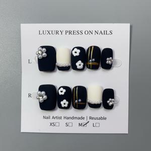 TEMU 10개 세트 핸드페인팅 블랙 & 화이트 프로스티드 플로럴 프레스온 네일 - 짧은 스퀘어 펄 디자인, 생일 선물용 우아한 소프트 네일, 그녀를 위한 귀여운 손톱