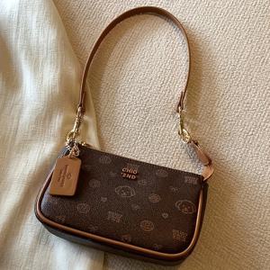 TEMU 2025년 트렌디한 여성용 소형 숄더백은 사랑스러운 강아지 디자인과 설탕 코팅된 앰버 룩이 특징입니다.