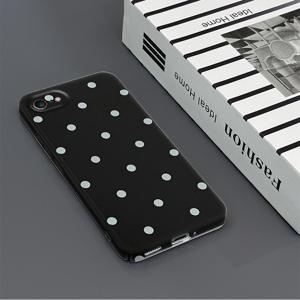 TEMU 아이폰 5, 5S, SE, 6, 6 Plus, 7, 7 Plus, 6S Plus, 그리고 8 Plus 모델과 호환되는 휴대폰 커버입니다. 미세한 구멍이 있는 초박형 디자인으로 충격 방지 및 낙하 방지 기능을 제공합니다. 하드 케이스는 검은색 배경이 있습니다.