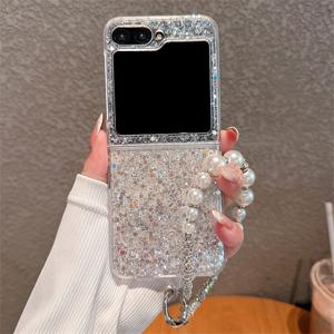 TEMU 고급스러운 실버 글리터 스팽글과 에폭시 레진으로 제작된 스타일리시 폰 케이스. 반짝이는 라인스톤과 진주 팔찌 체인으로 완성되었으며, 삼성 갤럭시 Z 플립 모델 4, 5, 6, 7용으로 디자인되었으며, 낙하 방지 기능을 제공합니다.