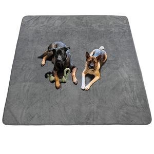 TEMU 물받침이 되는, 흘러나지 않는, 매우 흡수력이 뛰어난 강아지 배변 패드 1개. 미끄럼 방지 베이스가 있으며, 소형견부터 대형견까지 훈련 및 배변에 적합합니다. 재사용 및 세탁 가능.