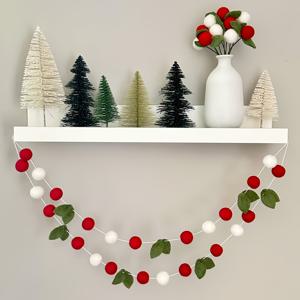 TEMU 1팩 크리스마스 가랜드 장식 - 핸드컷 그린 리프가 있는 레드 & 화이트 페이크 플리스 볼, 벽난로, 계단 난간, 문용 패브릭 리스 - 전기 불필요, 쉬운 설치 가능한 축제 홈 데코