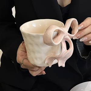 TEMU 리본 손잡이가 달린 이 독특한 머그는 커피, 차, 핫초콜릿과 같은 좋아하는 음료를 즐기기에 이상적이며, 홈 오피스에서부터 아늑한 아침 식사 공간까지 다양한 환경에 적합합니다.