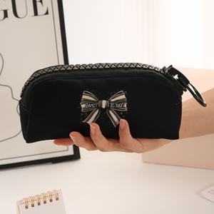 TEMU 리본 패턴 프린트가 있는 대형 지퍼 필통. 튼튼한 원단으로 제작되어 학교나 사무실에서 정리하기에 적합하며 문구류 및 학용품 보관에 이상적입니다.