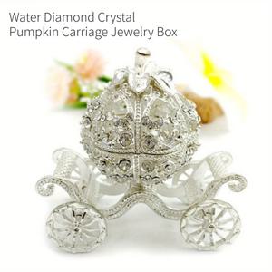 TEMU 반짝이는 은색 호박의 마차 모양의 빈티지 스타일의 보석 상자. 반지와 진주 귀걸이에 완벽합니다. 크리스마스 선물 또는 엄마를 위한 선물로도 좋고, 독특한 선물 아이디어이며, 매력적인 홈 데코 아이템, 보석 상자로도 사용할 수 있습니다.