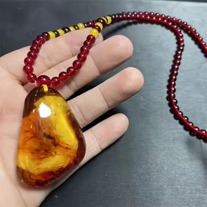 TEMU 바다해안에서 발견된 고대 생물 화석이 담긴 천연 호박석 펜던트. 원래의 피부가 보이는 원시 꿀 호박석 특징.