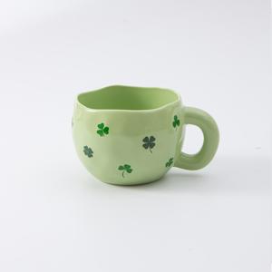 TEMU 1개 세라믹 모양 커피 머그컵, 초록색과 흰색으로 귀여운 디자인. 커피, 주스, 우유 등에 사용 가능, 봄, 어버이날, 성 패트릭 데이에 완벽한 선물. 친구, 부모님, 사랑하는 사람에게 적합