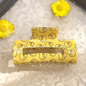 TEMU 3.15인치 클래식 디자인의 작은 노란 오리 프린트 헤어 클립 1개. 내구성이 뛰어나고 속이 빈 사각형 모양의 이 헤어 액세서리는 여성에게 이상적이며, 포니테일, 업스타일, 축제에 완벽하며 선물용으로도 좋습니다.