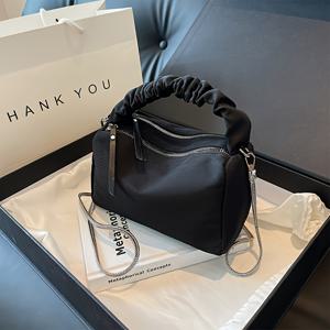 TEMU 여성용 블랙 크로스바디 백, 조절 가능한 체인 스트랩 및 접은 핸들 - 내구성 있는 옥스포드 원단, 지퍼 잠금, 일상 사용을 위한 세련된 숄더 핸드백, 다용도 숄더 백 | 디자인 | 지퍼 잠금 백, 지갑|슬링백|미니크로스백