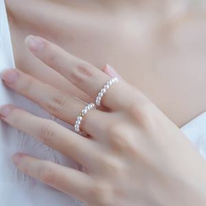 TEMU 여성용 반지 2개 세트. 인조 진주 소재의 간편한 탄성 비즈 디자인. 조절 가능한 탄성으로 귀엽고 우아한 액세서리로, 일상복에 완벽합니다. 또는 자매를 위한 훌륭한 선물입니다.