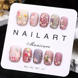 TEMU 꽃무늬 엠보싱 디자인의 짧은 사각 컬러풀 프레스온 네일 10개입. 손의 외모를 향상시키는 룩을 제공합니다. 젤리 글루 1개, 네일 제거 스틱 1개, 폴리싱 스트립 1개 포함. 파티, 여행에 적합합니다.