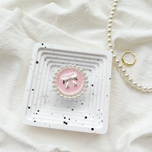 TEMU 1개 - 우아한 인스타일 진주 리본 라운드 휴대폰 접이식 스탠드, 스트레칭 가능, 쇼 시청용 데스크탑 지지대, 모든 모델 휴대폰 장식, 휴일 및 친구 선물