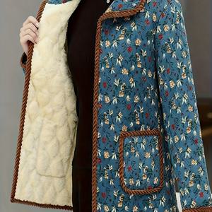 TEMU 중국풍 꽃무늬 겨울 두꺼운 코트. 몸체 전체에 꽃무늬가 장식되어 있으며, 갈색 로프 같은 파이핑이 칼라, 밑단, 포켓 가장자리를 장식합니다. 앞쪽 단추로 여밈. 플러시 안감으로 뛰어난 보온성. 캐주얼, 편안함, 빈티지, 귀여움, 시골스타일 코트