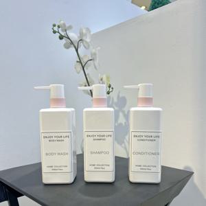 TEMU 펌프 헤드가 장착된 500ml/16oz의 정사각형 로션 병 3개 세트입니다. 샤워 젤, 샴푸, 컨디셔너 등에 적합한 플라스틱 빈 병입니다.