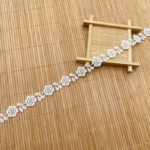 TEMU 아름다운 하얀 유럽 스타일의 장미 자수 레이스 트림, 1.4CM 넓이, 옷, 웨딩 드레스, 팔찌, 홈 소파 쿠션, 테이블 클로스, 커튼 원단, 축제 장식, 계획서 만들기, 선물 꽃束 매듭, 레이스, 2야드.