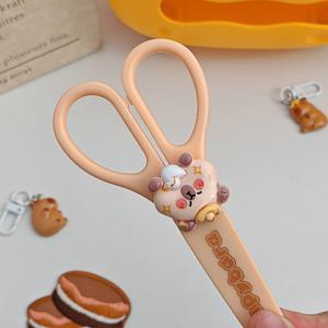 TEMU 카피바라 수제 가위는 귀엽고 스타일리시하며, 스테인리스 스틸로 제작되었으며, 둥근 손잡이와 보호 커버가 있습니다. 학생 및 사무용품에 적합하며, 색상은 다를 수 있습니다.