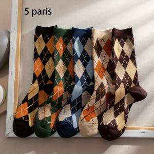 TEMU 따뜻한 패턴이 돋보이는 여성용 아늑한 양말 5켤레 세트. 가을, 겨울에 완벽하며 부드러운 중간 길이 양말로 휴가 시즌에 이상적입니다.