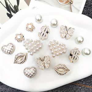 TEMU 16개 세트 고급스러운 골드 립 달러 슈우 참 ABS 수지 재질, 블링 라인스톤 나비 장식. 이 장식품에는 인조 비즈 하트 모양과 다기능 별 클립이 포함되어 있으며 여성 샌들에 완벽하게 어울립니다.