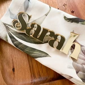 TEMU 2D 평면, 1개 맞춤형 이름판 - 우아한 3D 레트로 이름판과 맞춤 텍스트가 있는 아크릴 이름표, 생일, 결혼식, 졸업식 테이블 장식용 - 이벤트 및 축하 행사를 위한 내구성 있는 아크릴 이름표