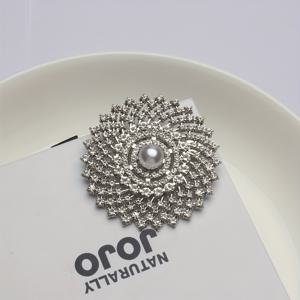 TEMU 여성을 위한 홀로우 아웃 합금 라인스톤 플라워 브로치, 세련되고 독특한 디자인과 우아한 핀으로 다양한 코트에 완벽한 장식