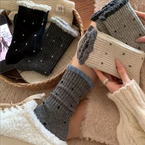 TEMU 여름/겨울용 여성용 미드 카프 양말 10켤레 세트. 다재다능한 물방울 무늬와 부드러운 레이스가 특징이며, 레트로 스타일로 넓은 입구로 도파민 부스트 효과를 줄 수 있습니다.