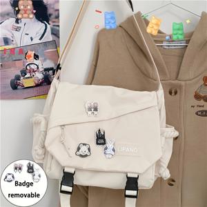 TEMU 1개 하라주쿠 스타일 대용량 숄더백, 레트로 작업복 메신저백, 나일론 크로스바디 백 (배지 4개 포함) 남녀 공용 패셔너블 가방