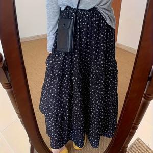 TEMU 여성을 위한 스타일리시한 빈티지 프렌치 블랙 플로럴 탄성 하이웨이스트 미디 스커트. 편안하고 다재다능한 디자인에 안감이 있습니다.