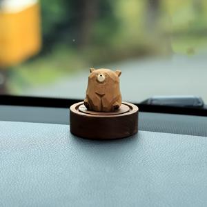 TEMU 귀여운 곰 자동차 장식 - 재활용 나무 향기 디퓨저 베이스, 오래 지속되는 비전동 공기 청정제, 대시보드 정리함 & 책상 - 여성과 남성을 위한 이상적인 차량 내부 선물, 목재 조각품, 방향제