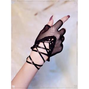 TEMU 고딕 스타일의 반장갑 한 쌍. 스트래피 디자인과 속이 빈 메시가 특징이며 펑크 및 테마에 완벽합니다. 티 파티에서 롤플레잉에 이상적이며 폴리머 및 삼각 섬유 재료로 제작되었습니다.