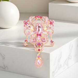 TEMU 영국식 왕관 테마 행사, 포멀 디너, 세련된 모임에 완벽한 아름다운 왕관 스타일 브로치. 드레스, 진주 주얼리, 클러치 핸드백과 함께 어울립니다. 빈티지 디자인과 핑크 라인스톤으로 세련된 왕관의 매력을 더합니다.