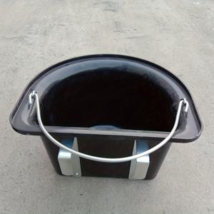TEMU 내구성 있는 PVC 말 사료통 - 금속 손잡이, 견고한 블랙 디자인, 걸기 쉬움, 안전한 급여용, 필수 승마용품, 말 사료통 1개