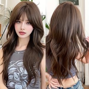 TEMU 광택이 나는 라이트 브라운 컬러의 앞머리가 있는 긴, 루즈하고 곱슬이 나는 일반 가발입니다. 높은 밀도와 레이어드 볼륨이 특징이며, 내열성 합성 섬유로 제작되어 여성의 데일리 및 파티용으로 적합합니다. 길이는 24.8인치입니다.