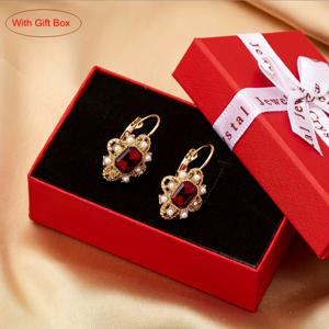 TEMU 여성을 위한 우아한 빈티지 스타일 패션 귀걸이 한 쌍. 아연 합금으로 제작되었으며, 인조 진주와 빨간색 유리 장식이 돼 있습니다. 파티, 축제, 크리스마스, 새해, 발렌타인데이, 어버이날, 그리고 일상복에 적합합니다. 선물 상자와 함께 제공됩니다.