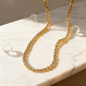 TEMU 남녀 모두에게 적합한 트렌디한 골드 스테인리스 스틸 우븐 목걸이. 서양 패션의 스타일리시하고 힙한 디자인으로, 올해철에 맞게 남녀 모두에게 적합합니다. 파티에 완벽한 다용도 액세서리로, 발렌타인데이, 새해 등 특별한 날에 좋습니다.