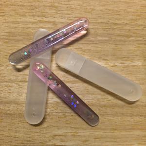 TEMU 휴대용으로 내구성이 뛰어나고 광택 처리된 스트립 박스가 포함된 보라색과 분홍색의 듀얼 컬러 광택 레진 네일 파일 2개 세트입니다. 네일 케어를 위한 스타일리시하고 귀여운 필수품이며, 무향이고 세척이 가능하여 네일 보호를 위한 완벽한 작은 선물입니다.