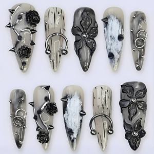 TEMU XXL/XXXL 사이즈의 고딕 블랙 팁과 3D 로즈 라인 아트 디자인의 롱 스틸레토 프레스온 네일 24개 세트. 펑크 스타일에 완벽하며, 여성에게 적합하며 일상적인 사용에 적합한 글로시 풀 커버 네일입니다.