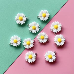 TEMU 10개 세트 화이트 크리산테머럼 레진 수제 장식품 - 목걸이, 귀걸이, 팔찌, 머리핀, 가방 참 장식 및 다양한 매달이 장식용. 크리스마스, 할로윈, 발렌타인데이, 어머니날, 생일 및 기타 명절 선물로 완벽