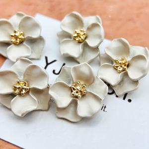 TEMU 15mm 크림 화이트 아름다운 꽃 드레스 단추 5개 세트. 수제 의류 추가 및 창의적인 공예에 적합. 코트, 재킷, 유니폼, 셔츠, 가방에 빈티지 스타일로 완벽하며 고급 의류 단추, 재봉 아플리케 자수